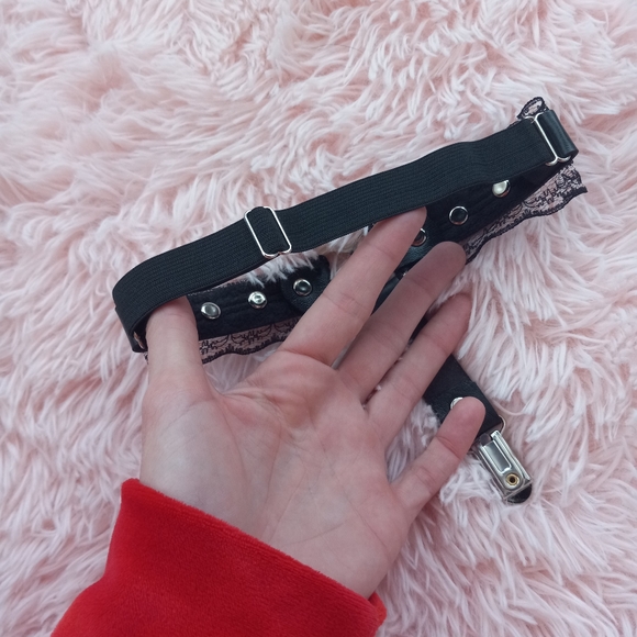 Metal heart & lace sexy thigh garter! Adjustable for all sizes! - Picture 6 of 8